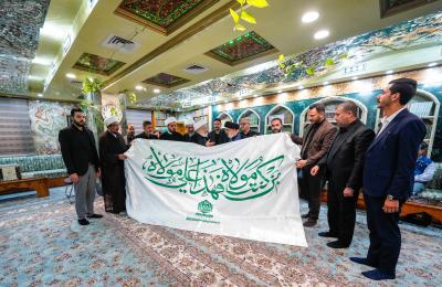 راية الولاء تُرفَع بين العتبات المقدّسة .. العتبة العلويّة المقدَّسة تُباشر بأُولى محطّات تسليم راية الغدير في كربلاء المقدّسة 