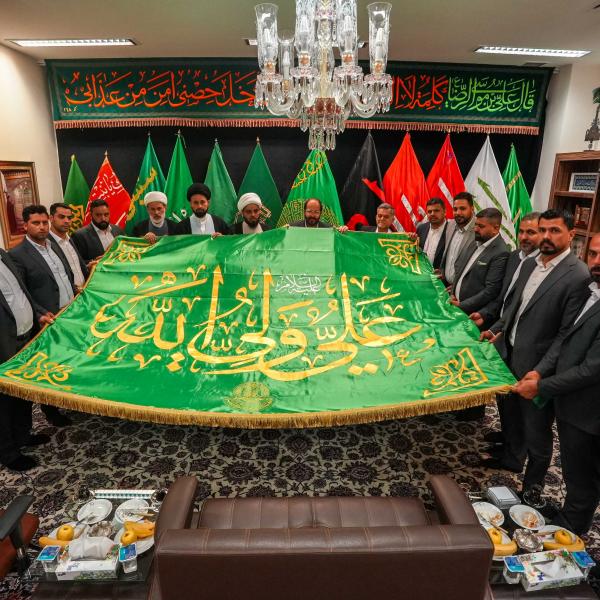 وفد العتبة العلويّة المقدّسة يقدّم راية المولى أمير المؤمنين (ع) إلى خدم العتبة الرضويّة المقدّسة 