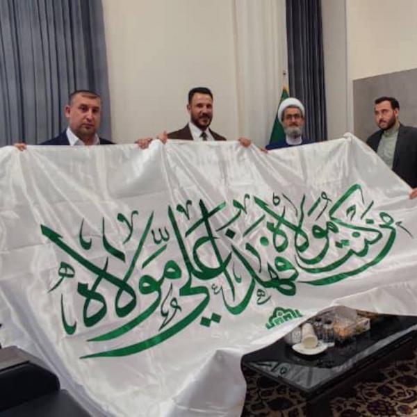 استعدادًا لإحياء ذكرى أسبوع الغدير .. وفد العتبة العلويّة المقدّسة يسلّم راية الغدير الأغرّ إلى العتبة الرضوية المقدسة  