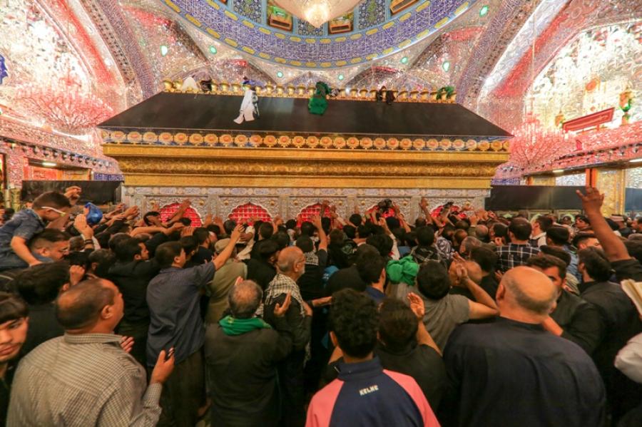 In Pictures...Thousands of Pilgrims Head Toward the Imam Ali Holy Shrine Commemorating the Martyrdom of the Prophet Mohammed (PBUH&P)