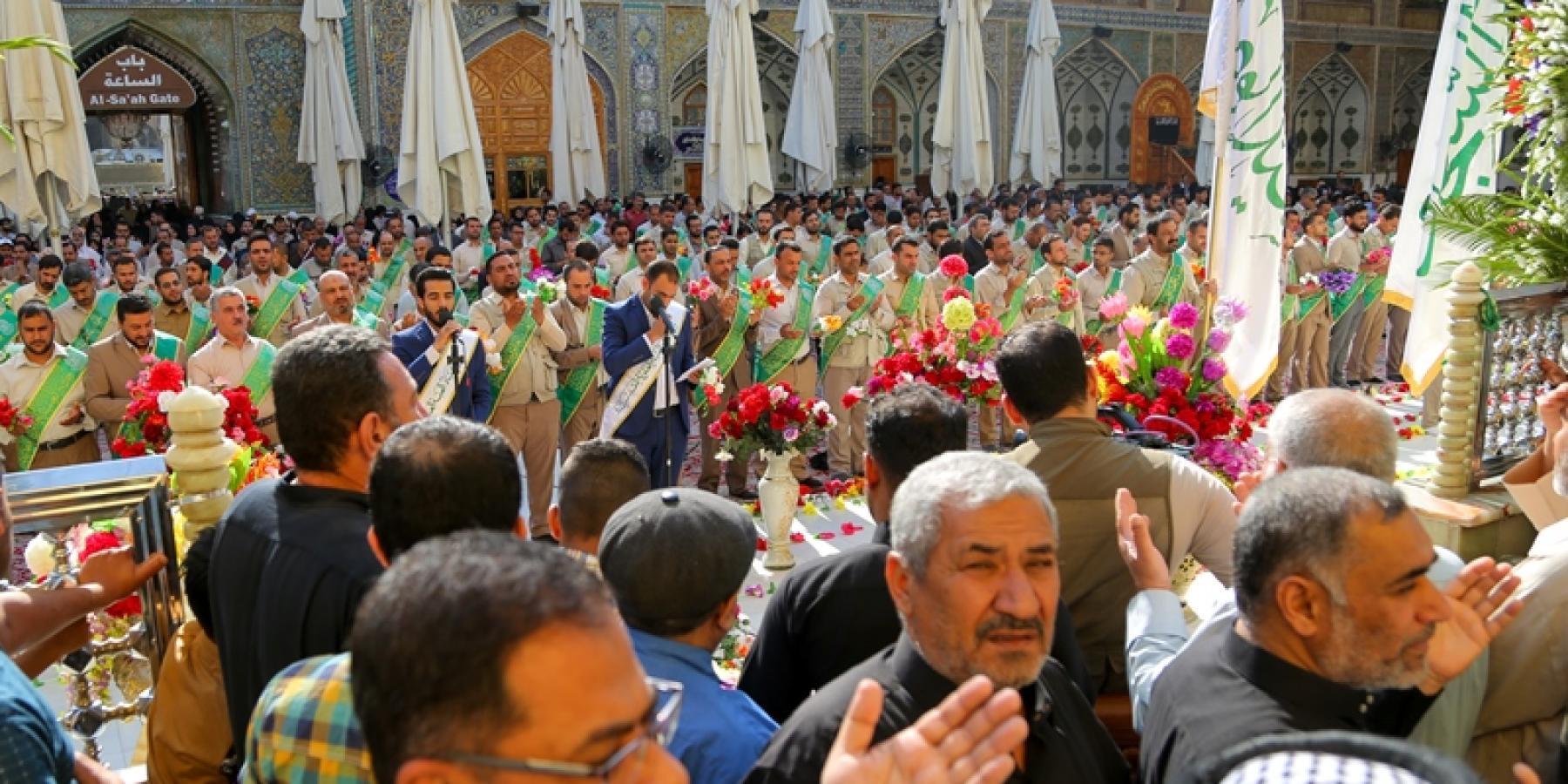 منتسبو العتبة العلوية وحشود الزائرين يحتفلون بمناسبة المبعث النبوي الشريف في الصحن العلوي المطهر