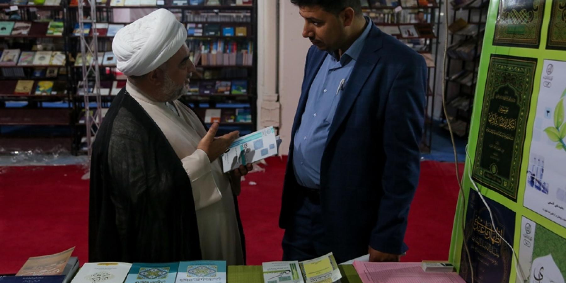 مكتبة الروضة الحيدرية ترفد أجنحتها بأكثر من 2500 كتاب من معرض طهران الدولي