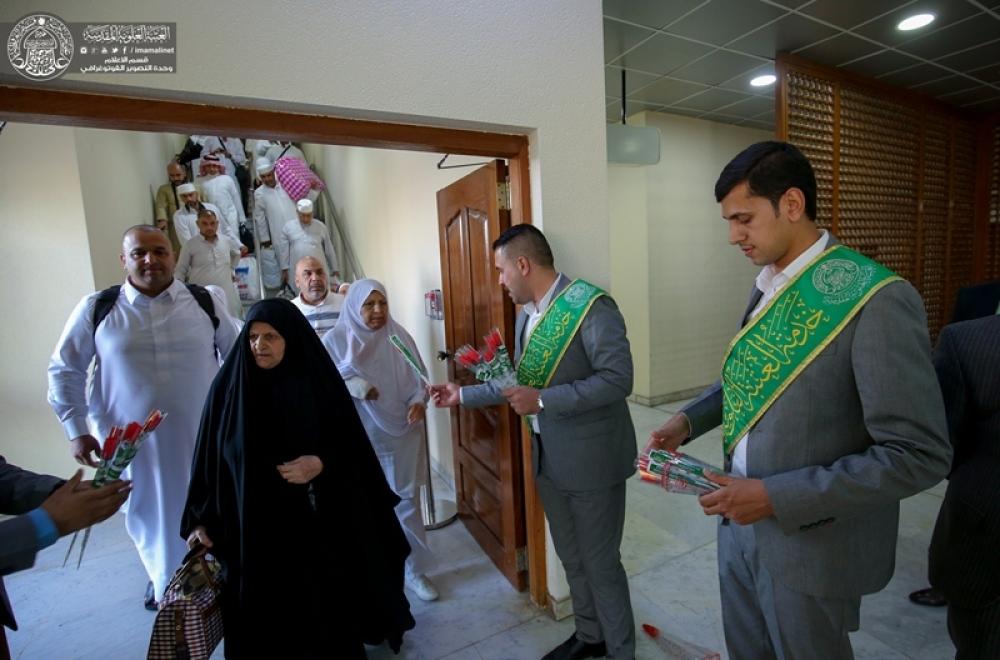 العتبة العلوية المقدسة توزع أكثر من 2500 وشاح تهنئة وباقات من الورود للزائرين في عموم المحافظة  بمناسبة عيد الغدير الأغر