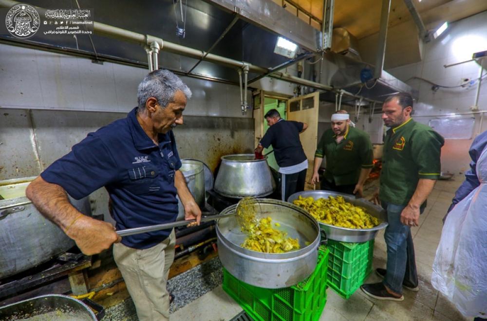 مضيف الزائرين في العتبة العلوية يستمر بتوزيع الآف وجبات الطعام على زائري عيد الغدير الأغر