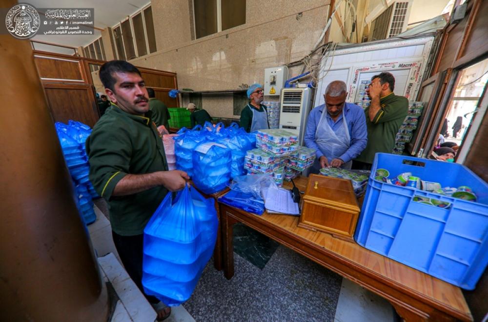 مضيف الزائرين في العتبة العلوية يستمر بتوزيع الآف وجبات الطعام على زائري عيد الغدير الأغر