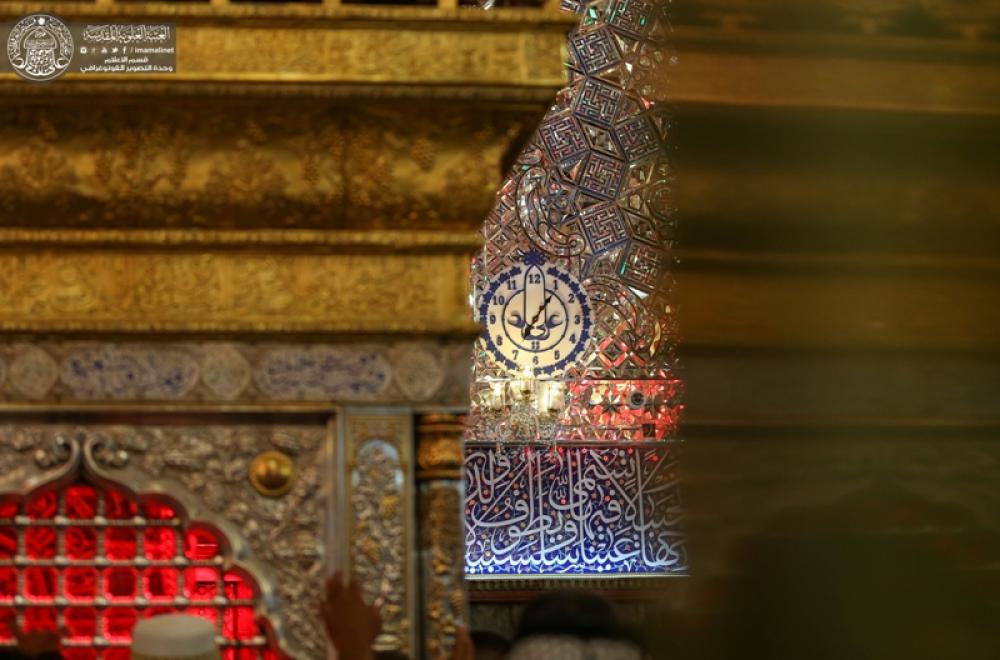 الكوادر الهندسية والتقنية في العتبة العلوية تصنّع ساعات جدارية تحمل طرازاً إسلامياً تم نشرها في أرجاء مرقد أمير المؤمنين (عليه السلام )