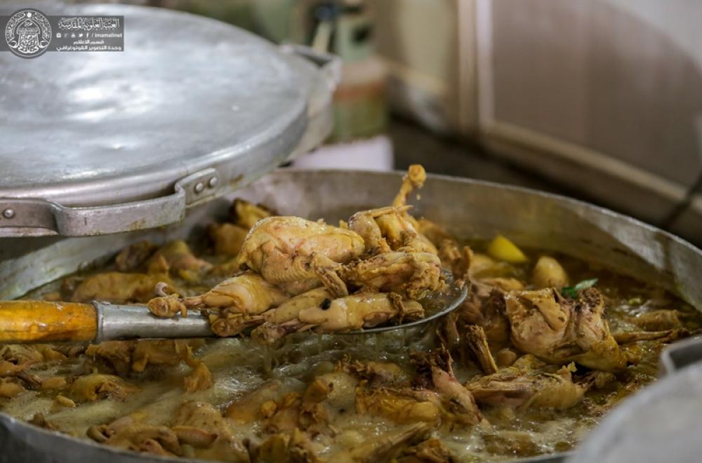 آلاف الوجبات الغذائية يقدمها المطبخ المركزي في العتبة العلوية المقدسة لزائري أمير المؤمنين(عليه السلام) يومياً