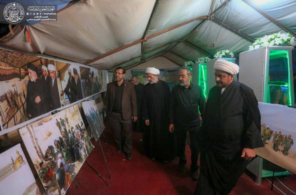 أعضاء مجلس إدارة العتبة العلوية المقدسة يزورون المعرض الصوري للجنة الإرشاد والتعبئة على طريق (ياحسين)
