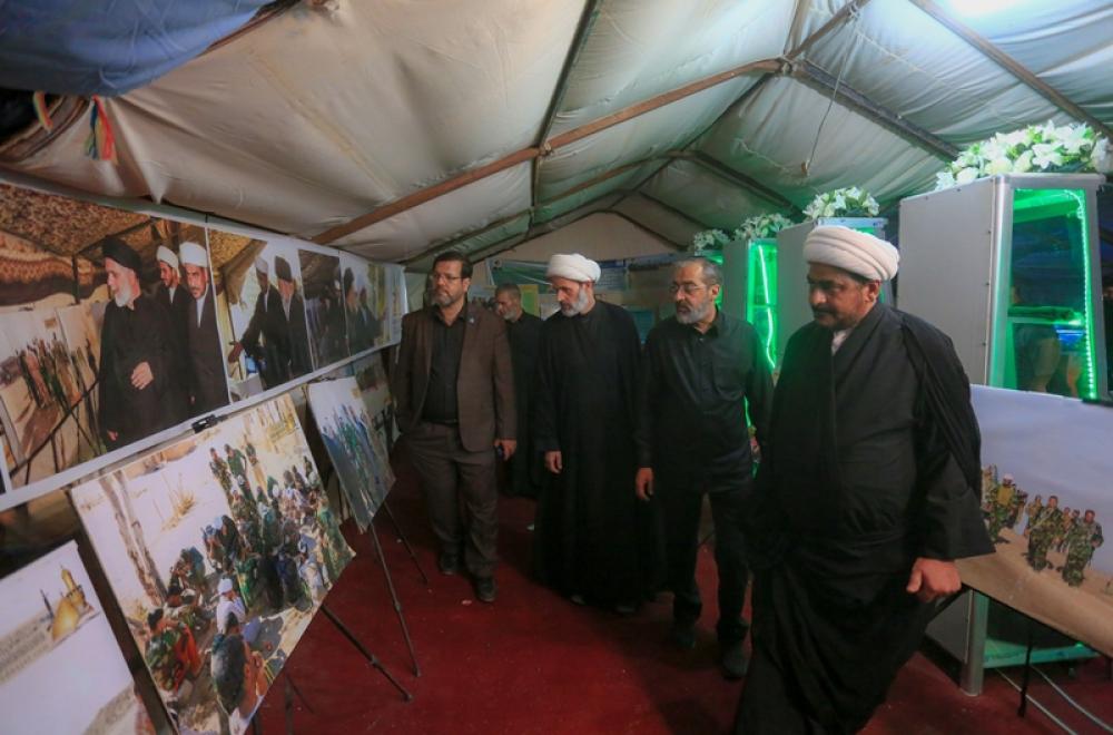 أعضاء مجلس إدارة العتبة العلوية المقدسة يزورون المعرض الصوري للجنة الإرشاد والتعبئة على طريق (ياحسين)