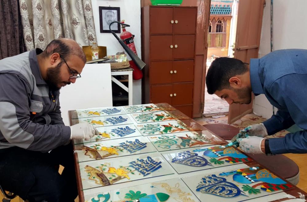 الفن والإبداع بطابع إسلامي يجسده منتسبو شُعبة الرسم على الزجاج بأكثر من 226 لوحة فنية