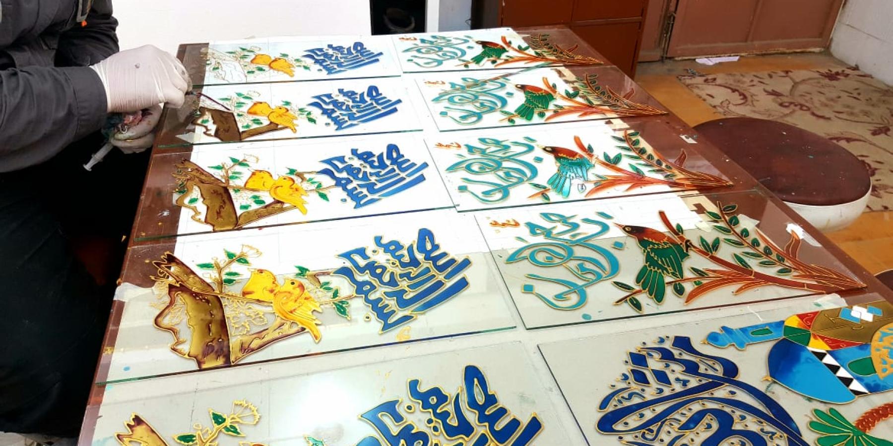 الفن والإبداع بطابع إسلامي يجسده منتسبو شُعبة الرسم على الزجاج بأكثر من 226 لوحة فنية