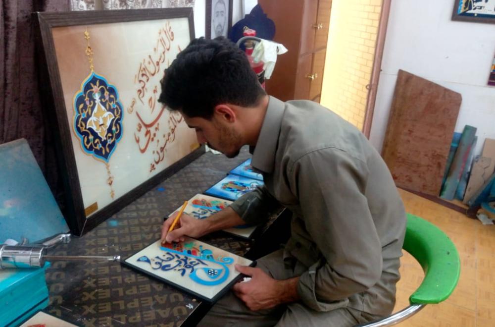 كوادر شُعبة الرسم على الزجاج تنجز عددا من اللوحات الفنية ذات الطابع الإسلامي