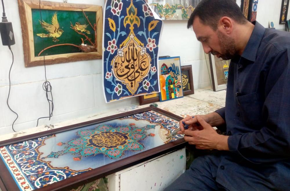 كوادر شُعبة الرسم على الزجاج تنجز عددا من اللوحات الفنية ذات الطابع الإسلامي