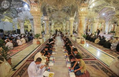 قسم مضيف العتبة العلوية يوزع 10 آلاف وجبة إفطار في رحاب مرقد أمير المؤمنين (عليه السلام )