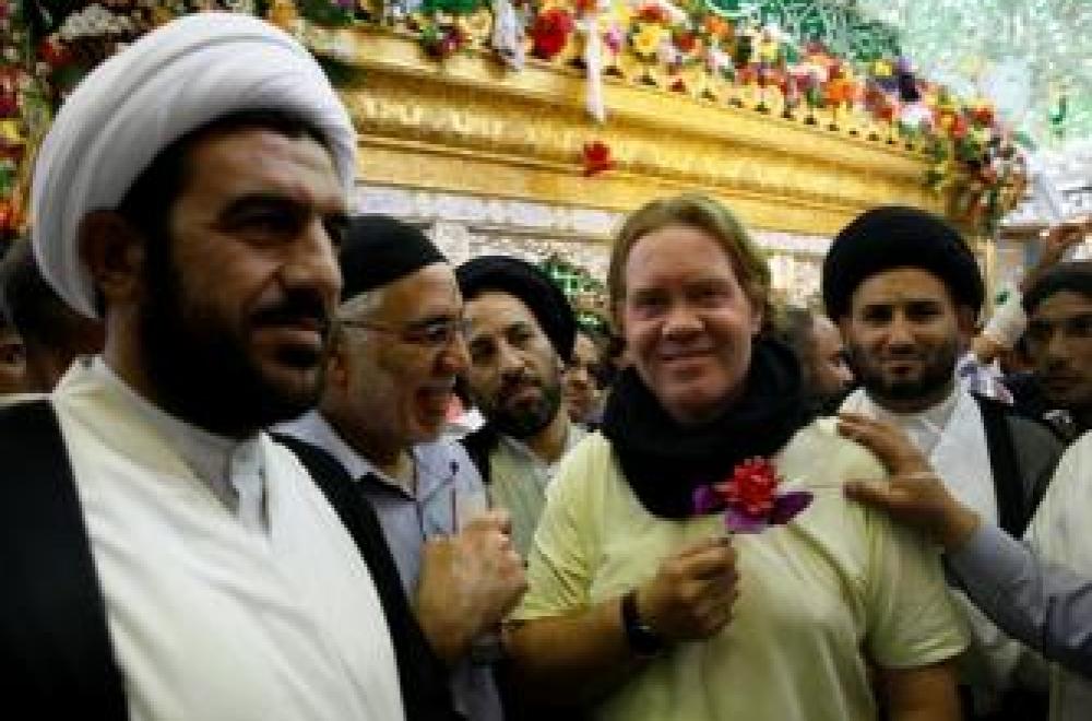 الهولندي كوريان فان ليون : لم أجد أشرف من مرقد الامام علي عليه السلام ويوم الغدير لأعلن فيه إسلامي وموالاتي