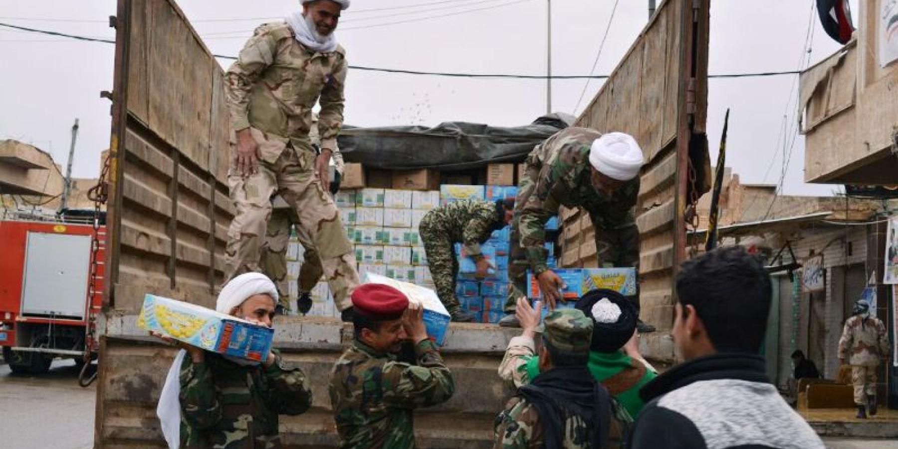 لجنة الارشاد والتعبئة للدفاع عن عراق المقدسات التابعة للعتبة العلوية المقدسة تقوم بايصال وتوزيع المساعدات الغذائية الى المجاهدين