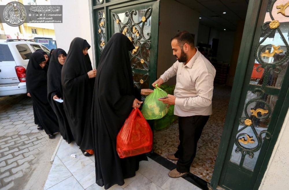 مركز الإمام علي"عليه السلام" يقوم بتوزيع السلة الغذائية للعوائل المتعففة