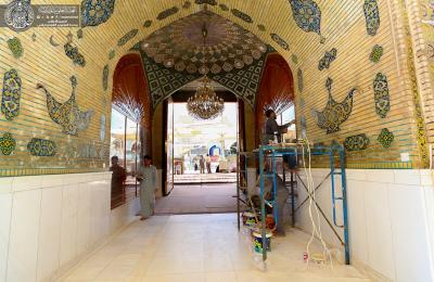 الصيانة الهندسية في العتبة العلوية تُرَمّمْ النقوش الإسلامية في الصحن الحيدري الشريف