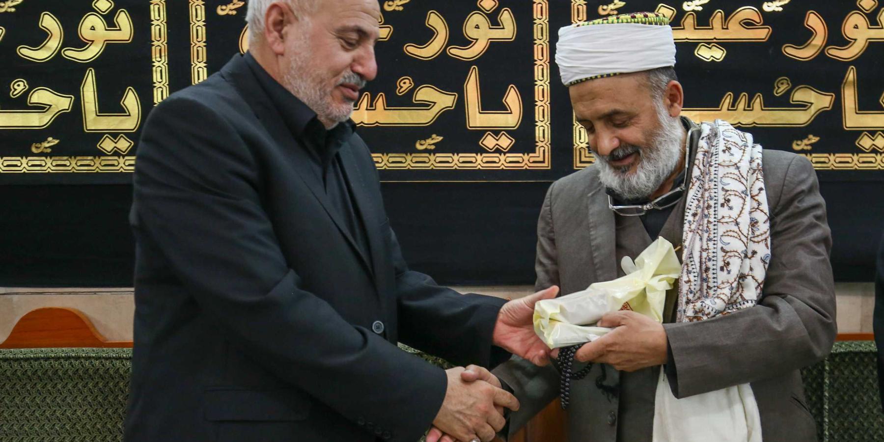 وفد من علماء الشيعة الزيدية من اليمن يتشرفون بزيارة مرقد الإمام علي(عليه السلام)