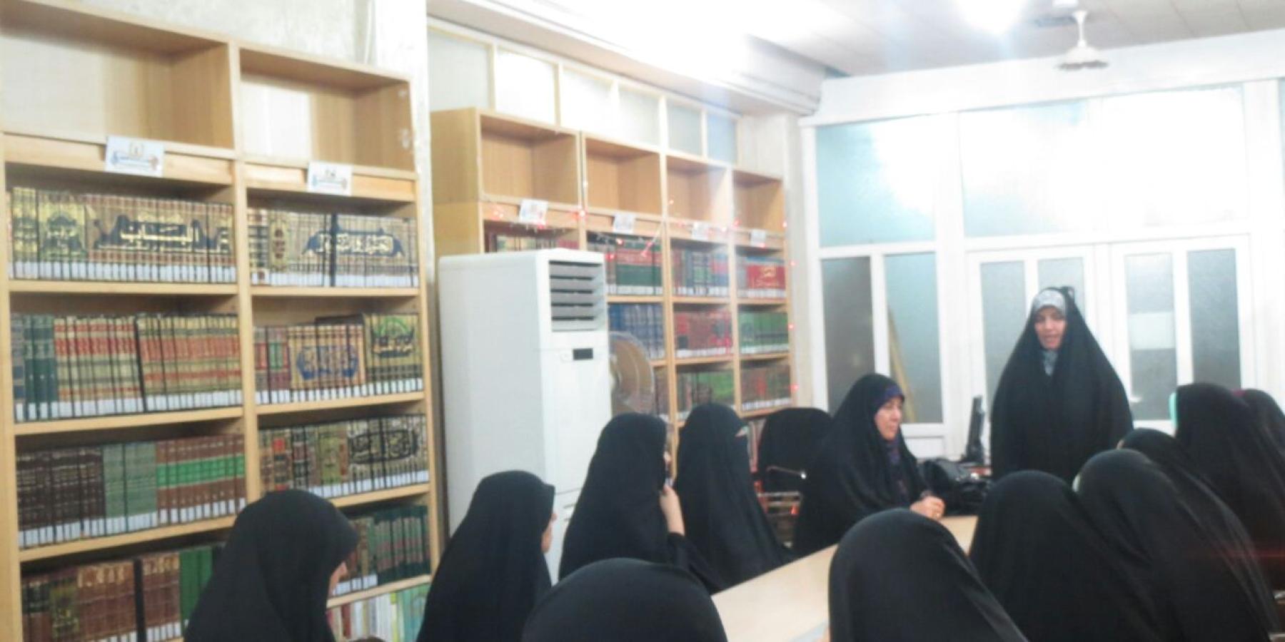 طالبات جامعة الزهراء (عليها السلام) في طهران تستعين بالمكتبة الحيدرية لاكمال رسائلهن الجامعية