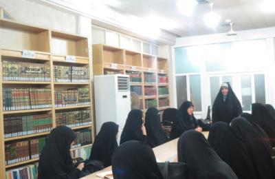 طالبات جامعة الزهراء (عليها السلام) في طهران تستعين بالمكتبة الحيدرية لاكمال رسائلهن الجامعية