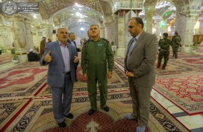 قائد الدفاع الجوي العراقي يبدي إعجابه بالمعالم التاريخية والأثرية المنتشرة في رحاب مرقد أمير المؤمنين (عليه السلام)