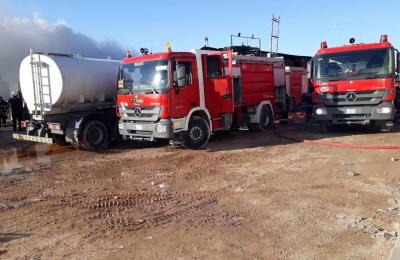 كوادر الدفاع المدني والآليات في العتبة العلوية تساهم في إخماد حريق المنطقة الصناعية في النجف الأشرف