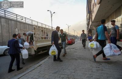 كوادر العلاقات العامة في العتبة العلوية تباشر بتوزيع وجبات الإفطارعلى الطلبة في الأقسام الداخلية