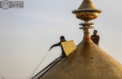 بالصور .. غسل القبة المباركة لمرقد المولى أمير المؤمنين (عليه السلام) مع إطلالة هلال ليلة عيد الفطر المبارك