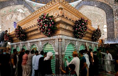 شاهد... باقات الورود تزيّن الشباك الطاهر لأمير المؤمنين (عليه السلام) والصحن العلوي استعدادا ليوم عيد الغدير الأغر 