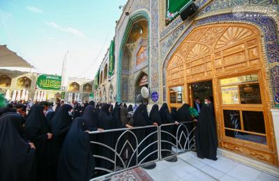 قسم الهدايا والنذور في العتبة العلوية  يباشر بتوزيع الهدايا التذكارية على الزائرين بمناسبة ولادة السيدة فاطمة الزهراء ( عليها السلام )