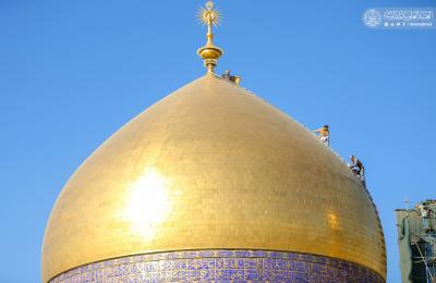 تهيئة القبة المباركة لحرم أمير المؤمنين(عليه السلام) والإيوان الذهبي تيمنا بالمولد المبارك للبضعة الطاهرة (عليها السلام) – صور -