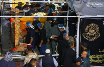 من سامراء ... قسم المضيف في العتبة العلوية يبذل جهودا كبيرة لتقديم وجبات الطعام بذكرى شهادة الإمام الهادي (عليه السلام)