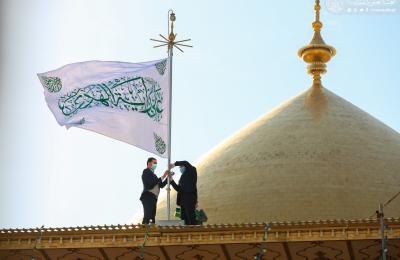 العتبة العلوية ... رفع راية (علي راية الهدى) ابتهاجا بالولادة الميمونة لوليد الكعبة المشرفة (عليه السلام)