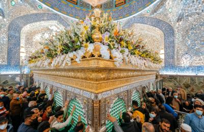 شاهد الضريح المقدس لأمير المؤمنين( عليه السلام) تحيطه الزهور في يوم مولده المبارك 