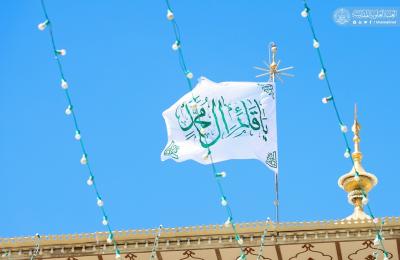 راية ( يا قائم آل محمد ) تعلو شُرفة المرقد العلوي بمناسبة ولادة الإمام المهدي (عليه السلام)
