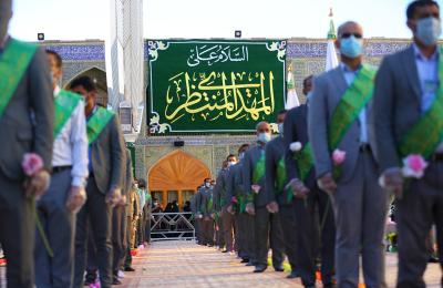 منتسبو العتبة العلوية يحيون المولد المبارك للإمام المهدي (عليه السلام) خلال الزيارة الصباحية 