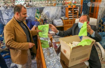 قسم الهدايا والنذور في العتبة العلوية يوزع آلاف الهدايا بمناسبة مولد الإمام المهدي المنتظر(عليه السلام) – صور -
