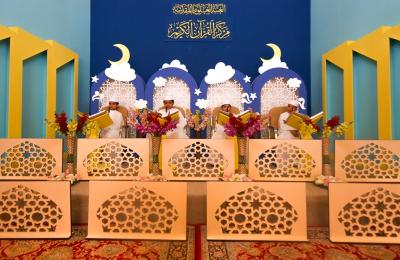 حناجر فتيَّة تصدح بتلاوة القرآن الكريم من رحاب الصحن الحيدري الشريف