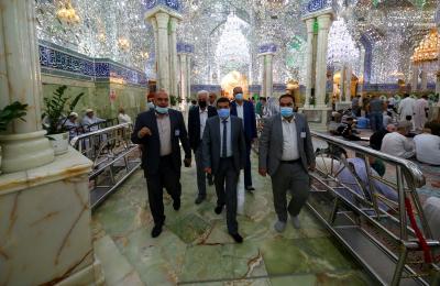 وفد المحكمة الدولية يتشرف بزيارة مرقد المولى أمير المؤمنين (عليه السلام)