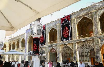 نشر معالم الحزن والسواد في أروقة مرقد أمير المؤمنين (ع) استعدادا لاستقبال شهر محرم الحرام ... صور 