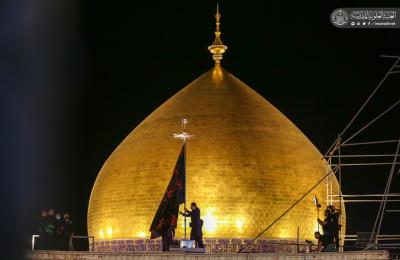 العتبة العلوية المقدسة تجري مراسم رفع راية عاشوراء الإمام الحسين (عليه السلام) بحضور جموع الزائرين المعزين 