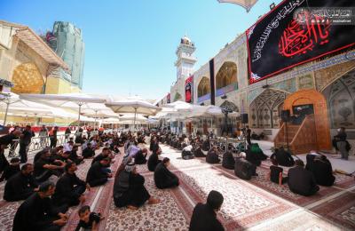جانب من حضور المعزين باستشهاد الإمام الحسين ( عليه السلام)  أثناء قراءة المقتل داخل الصحن العلوي المطهر 