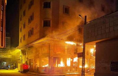 فرق الدفاع المدني في العتبة العلوية المقدسة تساهم في إخماد حريق كبير بالمدينة القديمة