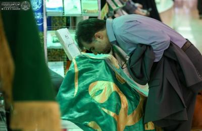 رواد معرض الكتاب الدولي في طهران يتبركون براية أمير المؤمنين(عليه السلام) في جناح العتبة العلوية المقدسة – صور-