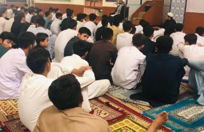محاضرة دينية يلقيها مسؤول وحدة التواصل الخارجي على طلبة كلية الأسوة الأكاديمية في دولة الباكستان