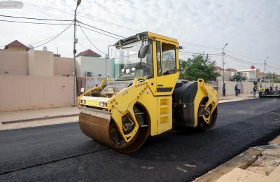 قسم الشؤون الهندسية يعبد شوارع مجمع قنبر السكني