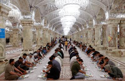 العتبة العلوية المقدسة تباشر بتوزيع وجبات الضيافة لجموع الزائرين بمناسبة عيد الفطر المبارك