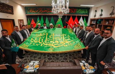 وفد العتبة العلويّة المقدّسة يقدّم راية المولى أمير المؤمنين (ع) إلى خدم العتبة الرضويّة المقدّسة 
