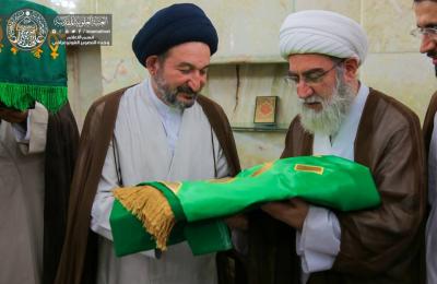 الامين العام للعتبة العلوية المقدسة بعد تسلَّمه راية الامام الرضا (عليه السلام) : ندعو الى مزيد من التعاون المشترك وتبادل الخبرات بين العتبات المقدسة خدمة للزائرين الكرام 